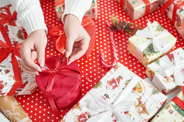 Karácsonyi Ajándékokat Tartó Ajándék Dobozok Karácsonyfa Háttér Luxus Újévi Ajándék — Stock Fotó