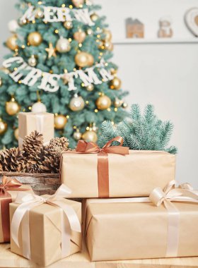 Hediye kutuları Noel ağacı arka planı. Lüks yeni yıl hediyesi. Hediye kutusuyla mutlu Noeller. Noel kutlaması. Kış tatilleri. Xmas maket yapıyor. Tebrik kartı şablonu.