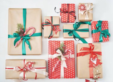 Hediye kutuları Noel ağacı arka planı. Lüks yeni yıl hediyesi. Hediye kutusuyla mutlu Noeller. Noel kutlaması. Kış tatilleri. Xmas maket yapıyor. Tebrik kartı şablonu.