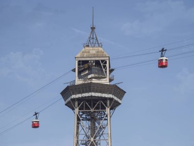 kırmızı hava sepetleri