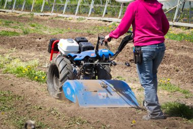 Quebec, Kanada-16 Mayıs 2018: Bcs 853 13 Hp Rototil sürüş işçisi kadın olduğunu açık bahçe topraklarında hazırlanıyor bir popüler Traktör ünitesi