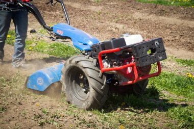 Quebec, Kanada-16 Mayıs 2018: Bcs 853 13 Hp Rototil sürüş işçisi kadın olduğunu açık bahçe topraklarında hazırlanıyor bir popüler Traktör ünitesi