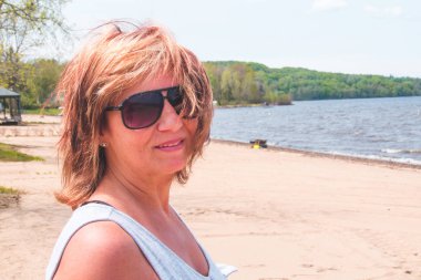 portre kadın tatilde plajda Maskinonge Lake St-Gabriel-de-Brandon Quebec Kanada emekli
