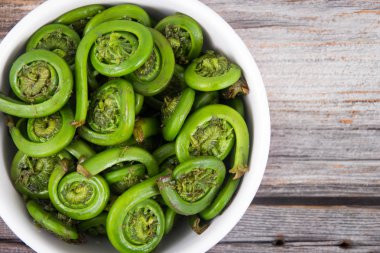 Devekuşu Fern Fiddleheads kase mevsimlik bu madde ile pişirmeye hazır