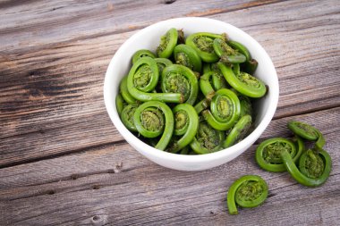 Devekuşu Fern Fiddleheads kase mevsimlik bu madde ile pişirmeye hazır