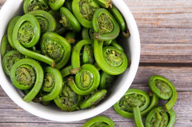 Devekuşu Fern Fiddleheads kase mevsimlik bu madde ile pişirmeye hazır