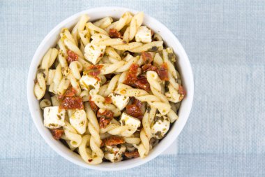 Beyaz peynir ile güneşte kurutulmuş domates ve pesto makarna salatası