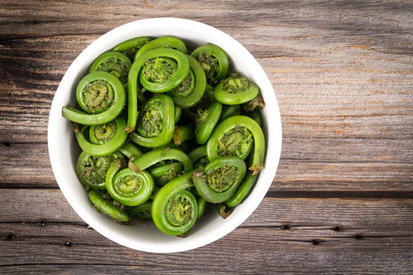 Devekuşu Fern Fiddleheads Kase Mevsimlik Madde Ile Pişirmeye Hazır — Stok fotoğraf