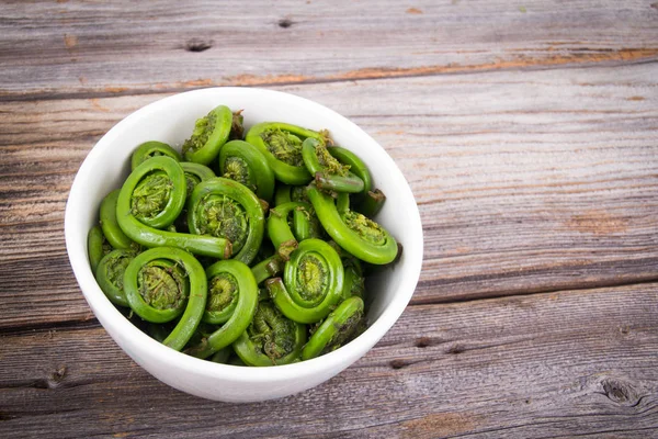 Ostrich Fern Fiddleheads Mangkuk Siap Untuk Memasak Dengan Bahan Musiman — Stok Foto