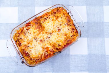 Fırında lazanya yemek masa örtüsü hazırlanan