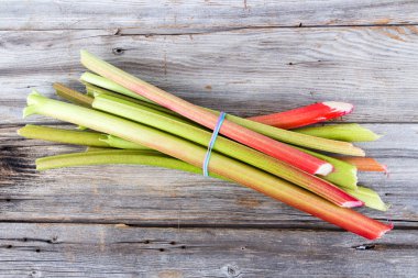 taze doğranmış ravent rustik ahşap arka plan üzerinde kaynaklanıyor