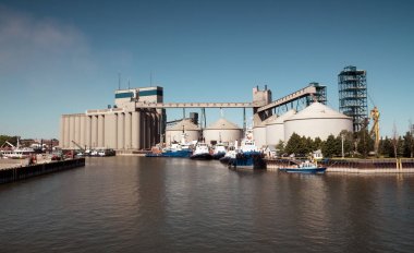 Sorel-Tracy Canada-13 Haziran 2018: sahil güvenlik botu ile gündüz Sorel-Tracy endüstriyel Harbor'da