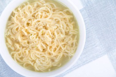 Ramen erişte tavuk suyu ve kase düz yatıyordu görünümü