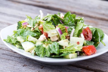 Pastırmalı tavuk ve sebze karışık salata
