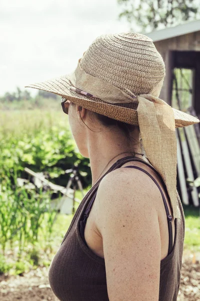 Frau Mit Hut Schaut Den Garten — Stockfoto