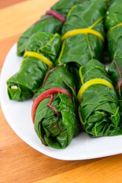 Doldurulmuş Swiss Pazı Yaprakları Meze Portre Rulo — Stok fotoğraf