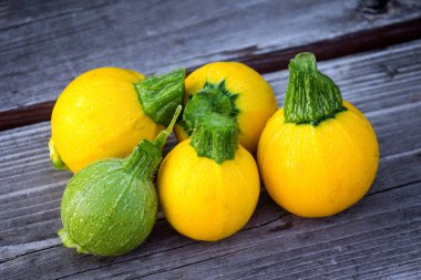 Mini kabak sekiz top sarı ve yeşil ahşap masa üzerinde topu