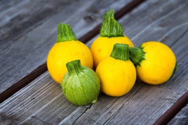 Mini kabak sekiz top sarı ve yeşil ahşap masa üzerinde topu