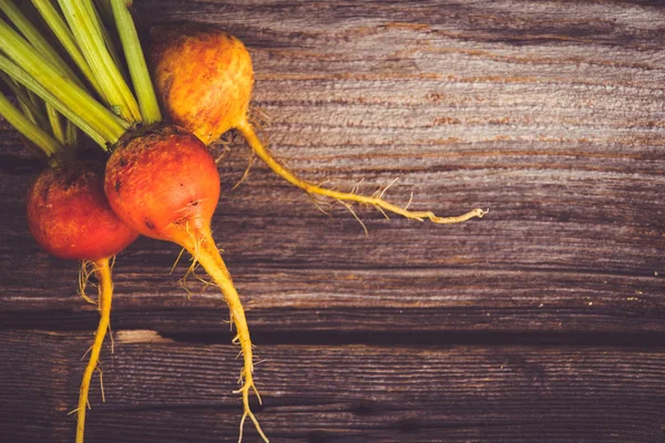 Altın Pancar taze rustik ahşap arka plan üzerinde ham hasat