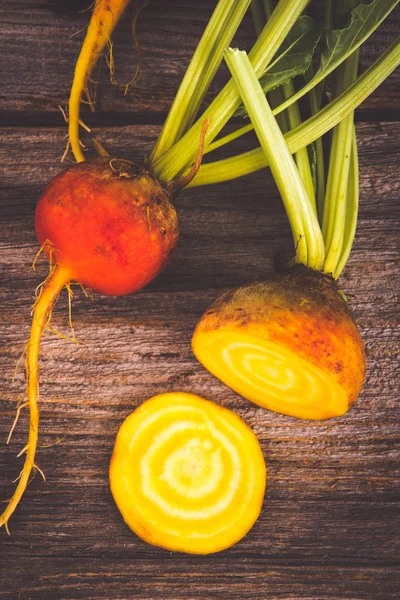 Altın Pancar taze rustik ahşap arka plan üzerinde ham hasat