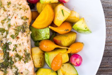 sarımsak ot somon kavrulmuş küçük sebze yemeği ile