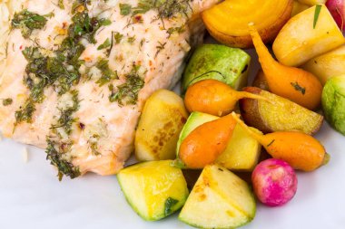 sarımsak ot somon kavrulmuş küçük sebze yemeği ile