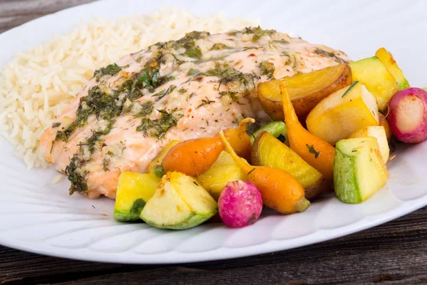 sarımsak ot somon kavrulmuş küçük sebze yemeği ile