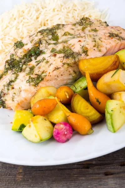 sarımsak ot somon kavrulmuş küçük sebze yemeği ile