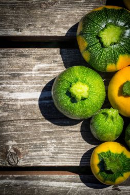 Mini kabak topu sekiz top sarı ve yeşil ahşap masa curcurbita pepo düz üzerinde yatıyordu