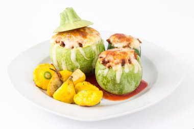 yuvarlak kabak dolması top quinoa ve peynir ile kızarmış patty pan kabak ile hizmet