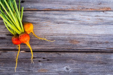 Altın pancar rustik ahşap arka plan üzerinde ham