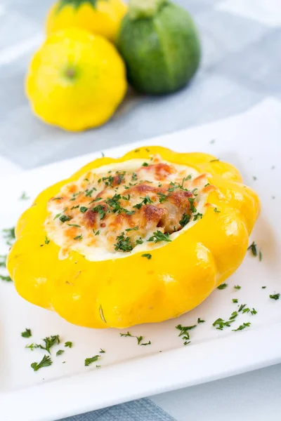 Plato Calabaza Pattypan Relleno Queso Mesa — Foto de Stock