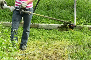 kadın kırpma ot biçme makinesi ile