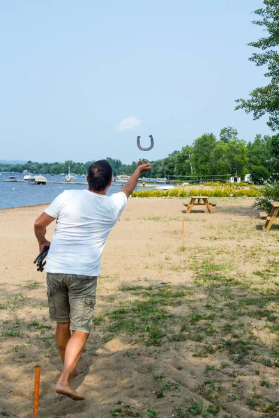 ホースシュー ゲーム ビーチ活動 カナダを投げて成人男性 — ストック写真