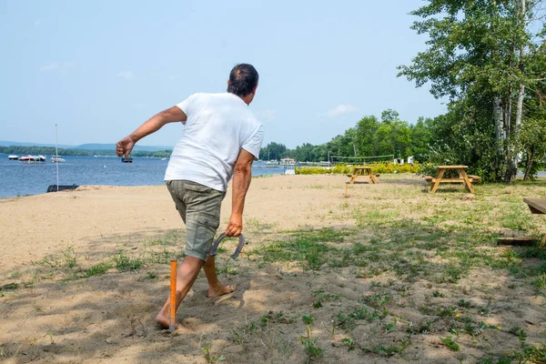 Vuxen Man Kasta Hästsko Spelet Beach Aktivitet Kanada — Stockfoto