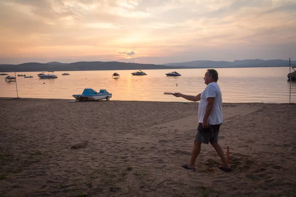 Erwachsener Mann Werfen Hufeisen Spiel Strand Aktivität Canada Bei Sonnenuntergang — Stockfoto