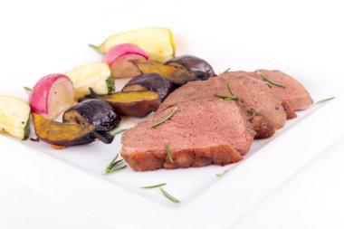 Kızarmış ördek meme magret beyaz arka plan üzerinde sebze ile