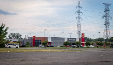 Sorel-Tracy, Amerika Birleşik Devletleri-05 Eylül 2018: Mcdonald's Corporation fast food restoran binası bulunan Sorel-Tracy Ave Plaza