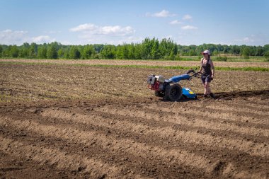 tarım arazileri alan üzerinde kadın işlemi Rototil Traktör ünitesi