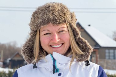 gülümseyen kadın soğuk kış gününde kış şapkası