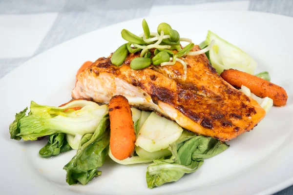 Delicioso Plato Salmón Parrilla Sobre Col Bokchoy Plato Zanahorias Bebé — Foto de Stock