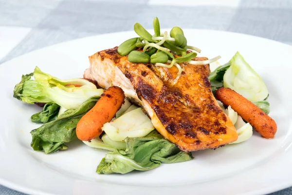 Delicioso Plato Salmón Parrilla Sobre Col Bokchoy Plato Zanahorias Bebé — Foto de Stock