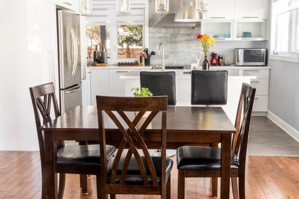 Elegantní nové moderní domácí jídelna a kuchyň — Stock fotografie