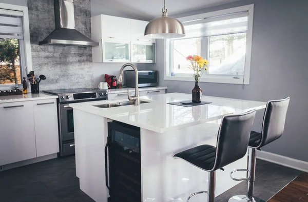 Nové moderní domácí kuchyně s ostrůvkem — Stock fotografie
