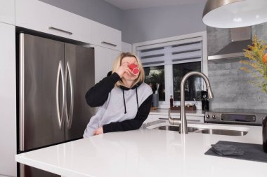 güzel sarışın kadın bir kahve içer