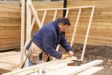 ahşap yapı üzerinde çalışan marangoz