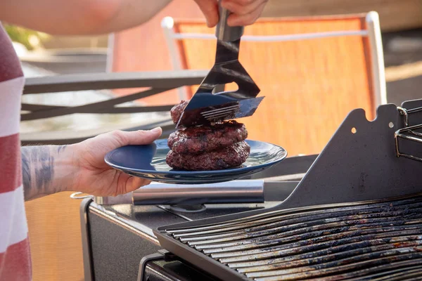 Carne de hambúrguer sobre a churrasqueira — Fotografia de Stock