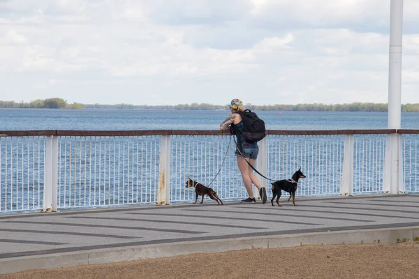 Volwassen vrouw ontspannen in de buurt van de rivier — Stockfoto