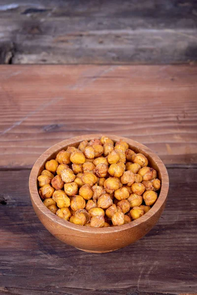 Grão assado Peas lanche saudável na mesa de madeira — Fotografia de Stock