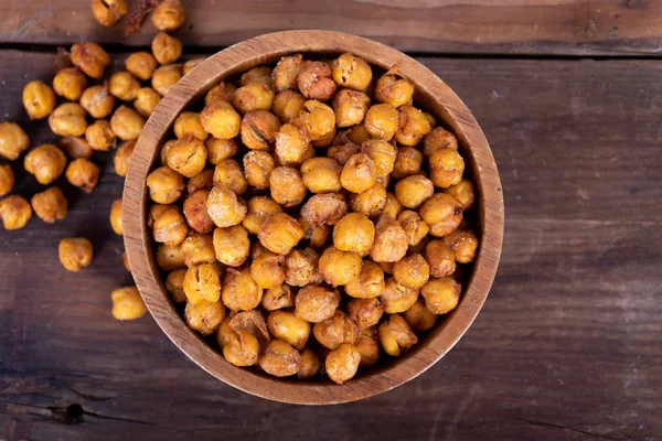 Chick Peas asado snack saludable en mesa de madera —  Fotos de Stock